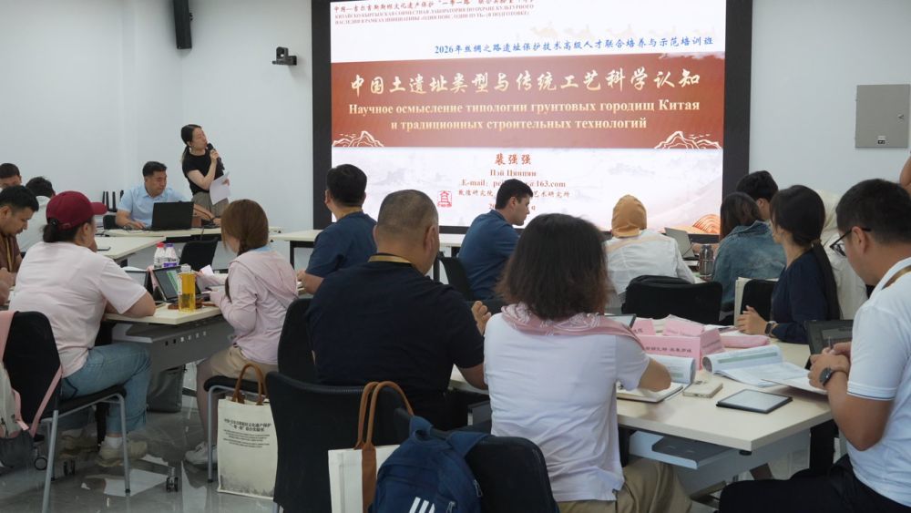 7月21日,2026年丝绸之路遗址保护技术高级人才联合培养与示范培训班的学员们在甘肃敦煌上课。新华社记者马莎摄