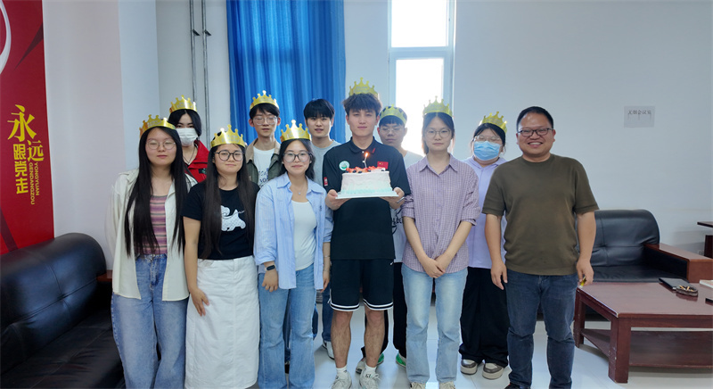 王孟军为支教学生举办集体生日会。受访者供图