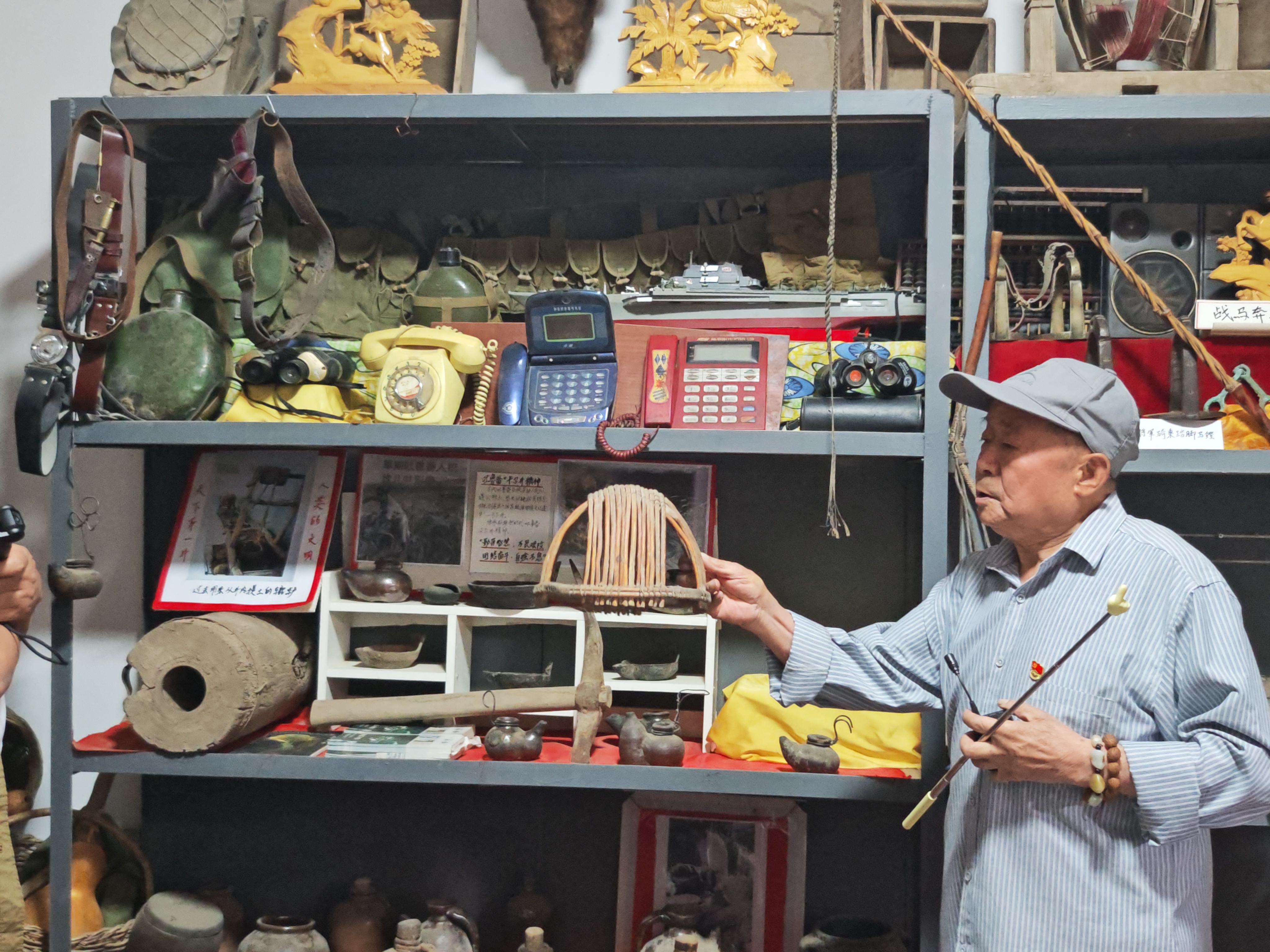 杨文清向采访团展示藏品