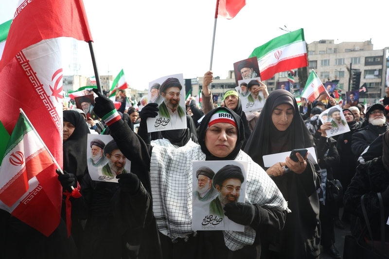 当地时间3月9日,伊朗德黑兰,伊朗民众涌上街头举行集会,表达对伊朗新任最高领袖穆杰塔巴的忠诚。东方IC