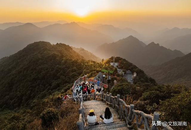 郴州莽山国家森林公园，金色霞光染遍山巅。图/李健