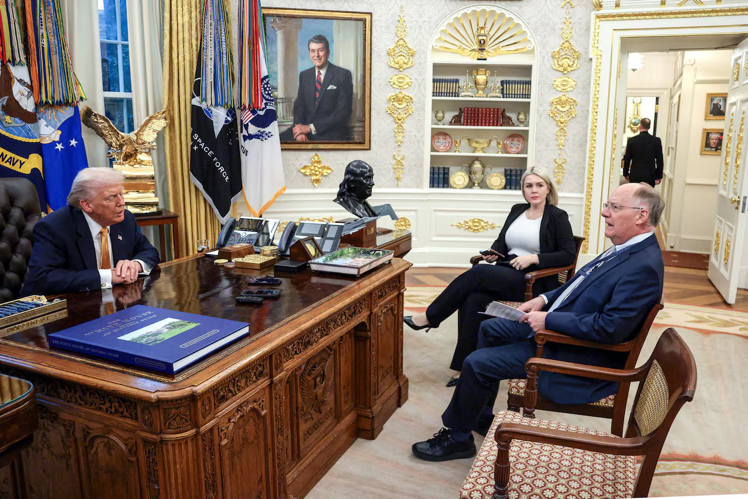 当地时间1月14日,特朗普在白宫椭圆形办公室接受路透社采访。 图源:外媒