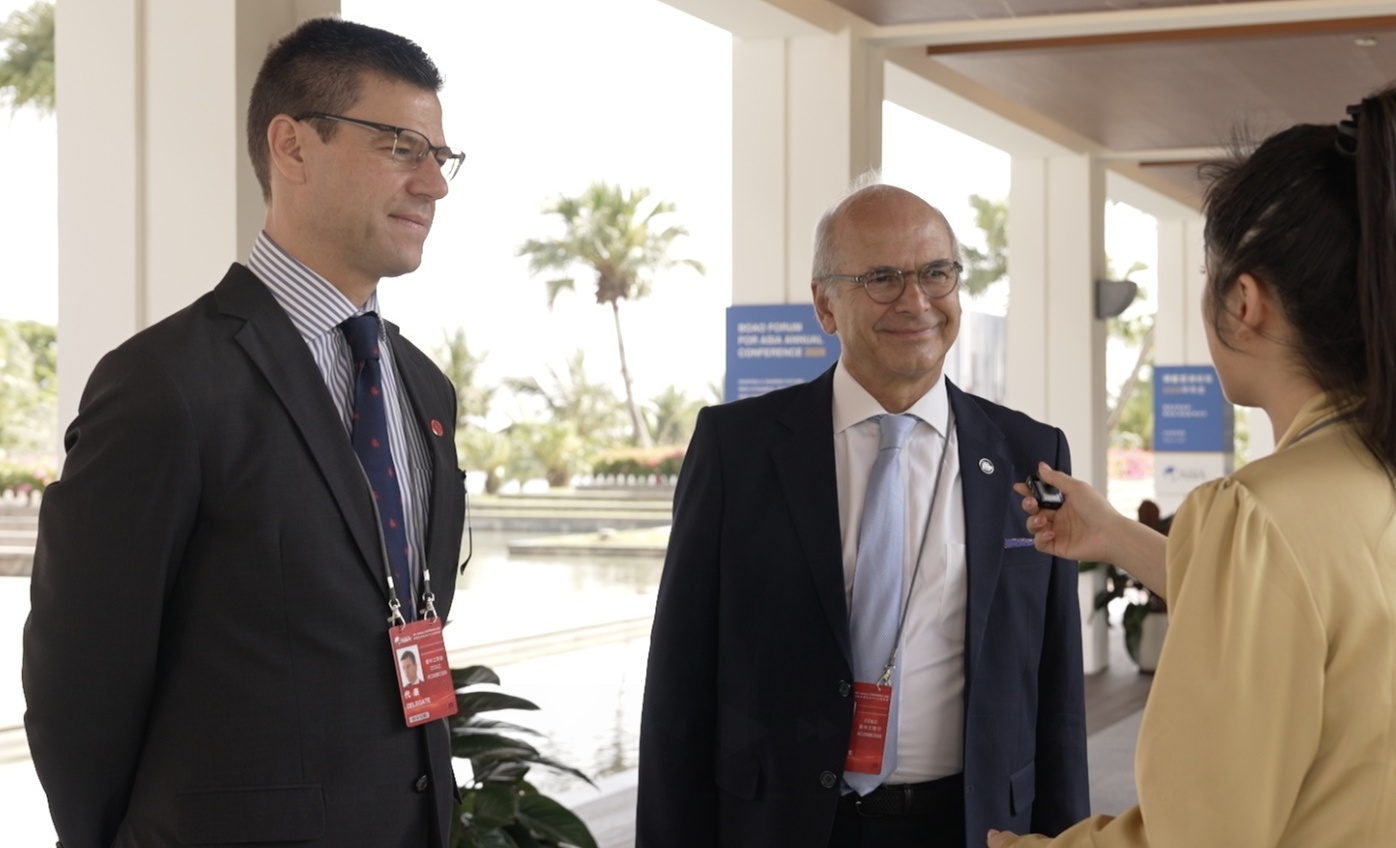 葡中工商会秘书长伦纳德（左）｜大西洋银行行政总裁区时伟（中）