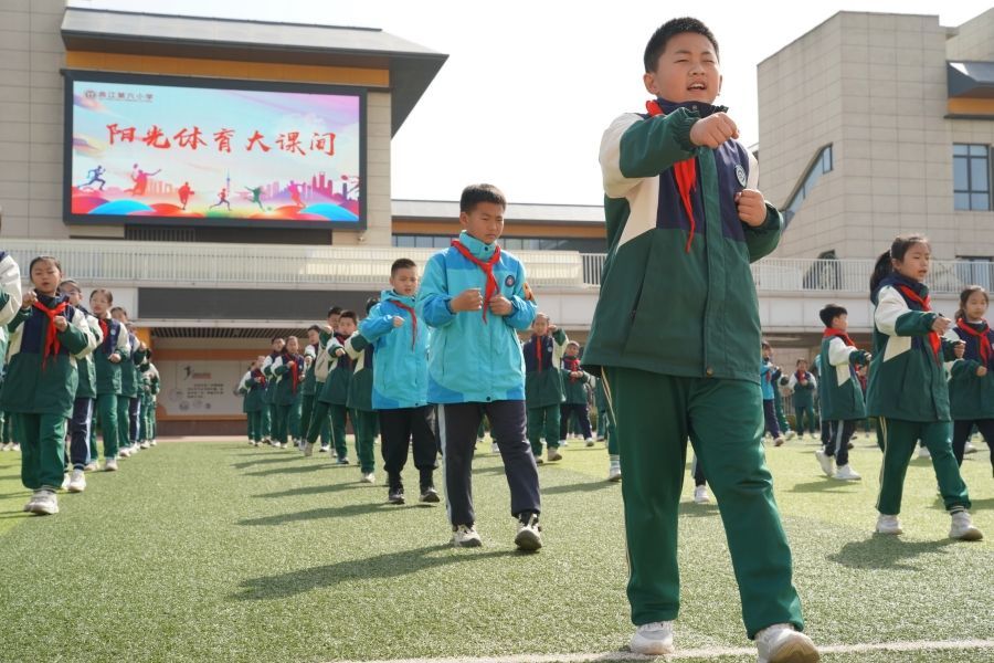 2025年3月21日，在陕西省西安市曲江第六小学，学生在阳光体育大课间活动上练习少儿自编版八段锦。新华社记者 邵瑞 摄