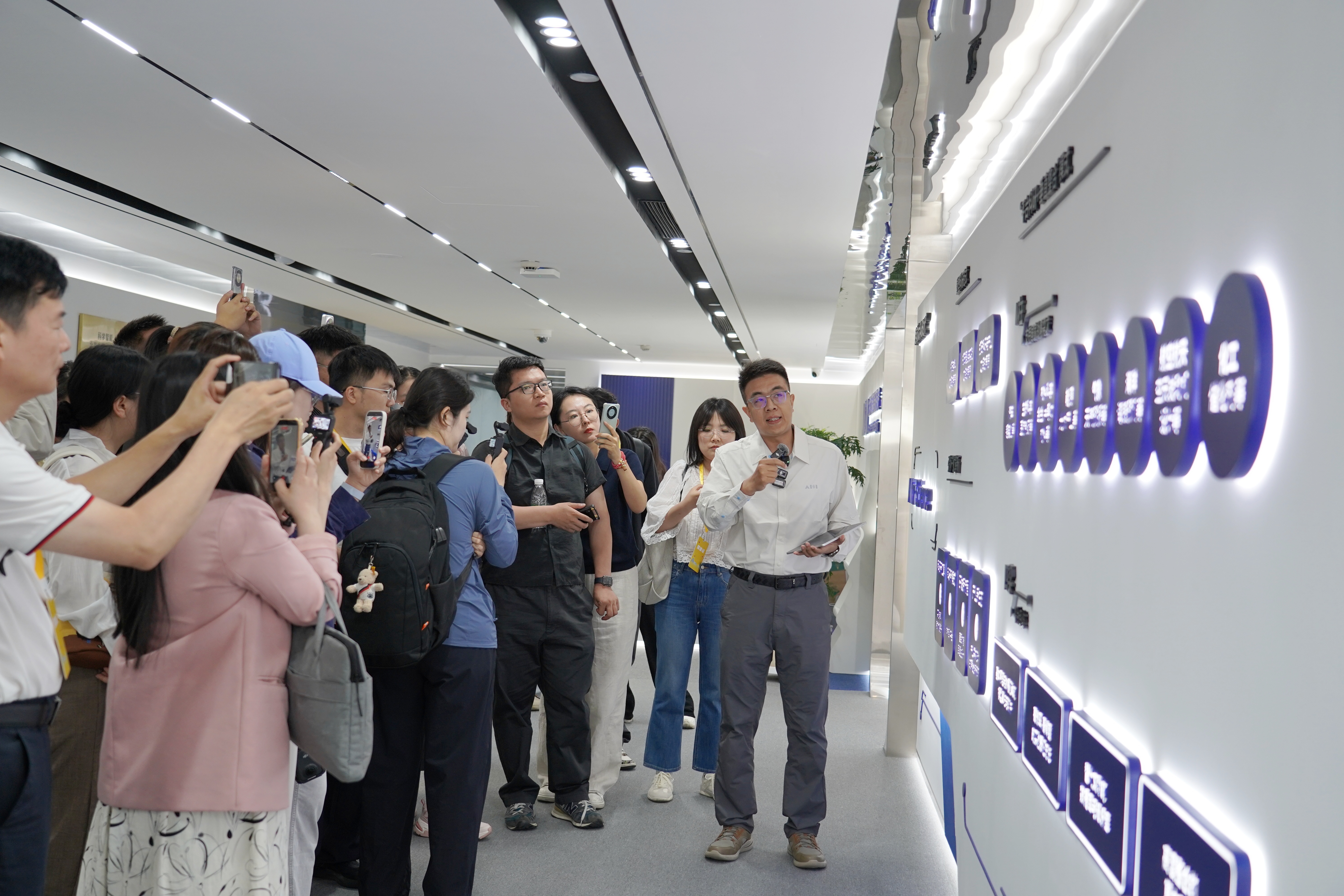 李鑫宇在介绍AI for science在科学研究中的具体应用