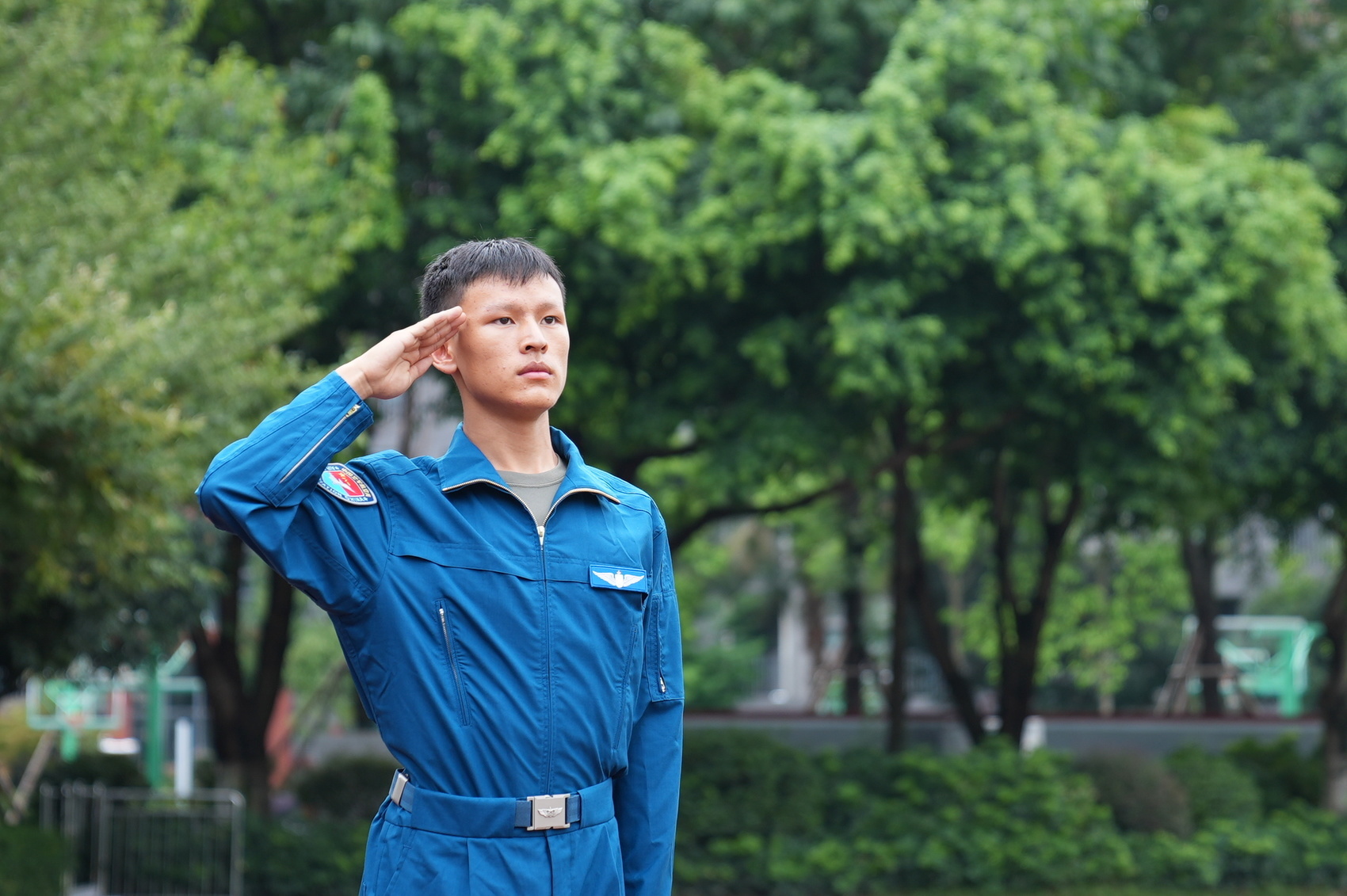 阿尔小平换上新发的飞行服