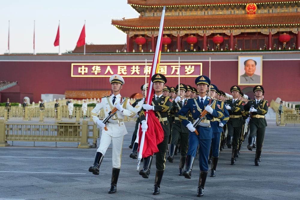 10月1日清晨,隆重的升国旗仪式在北京天安门广场举行,庆祝中华人民共和国成立77周年。新华社记者 鞠焕宗 摄