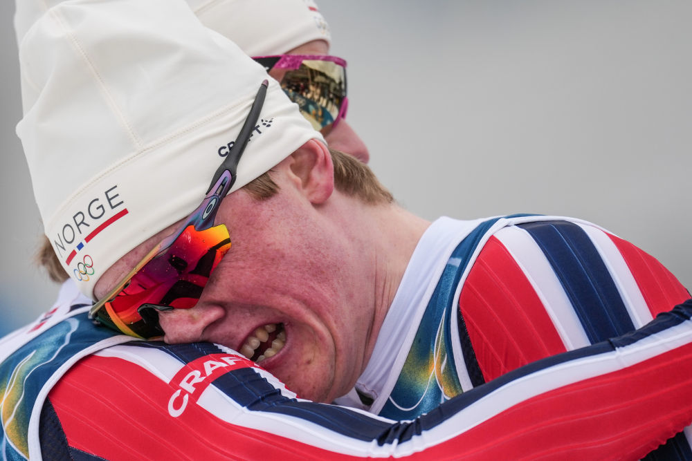 2月10日，获得越野滑雪男子个人短距离（传统技术）季军的挪威选手维凯（右）与获得冠军的队友克莱博拥抱时喜极而泣。新华社记者 彭子洋 摄