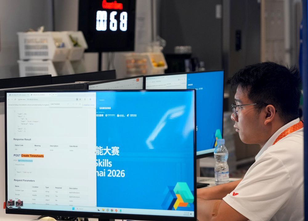 9月23日,中国选手在参加软件测试项目比赛,其电脑画面实时向观众投屏展示。新华社记者 刘颖 摄