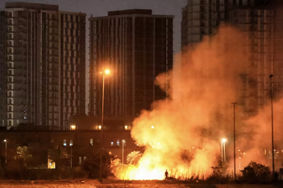 今年3月,伊拉克首都巴格达“绿区”遭袭,美国驻伊拉克大使馆外发生火灾。图源:外媒