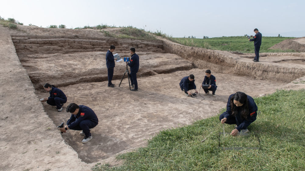 2025年4月30日，敦煌研究院文物工作者在吉尔吉斯斯坦阿克·贝希姆（碎叶城）遗址开展现场保护勘查。（金良 摄）