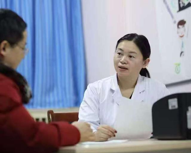 摆脱军总病院第八医学中心养分科主任左小霞正在为患者看诊。受访者供图