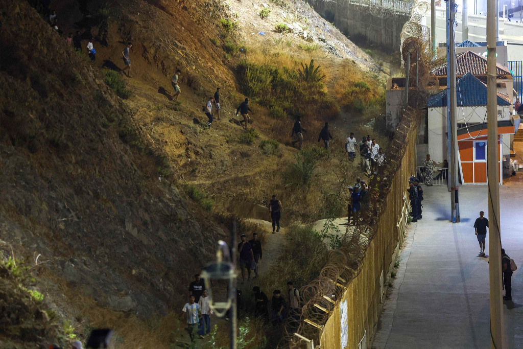 当地时间2026年7月30日，摩洛哥和西班牙边境，民众聚集在一座小山上。