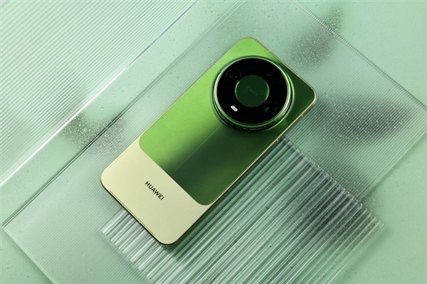 华为Mate 90 Pro Max典藏版上手:翡冷翠很抢眼!积木壳也有新玩法