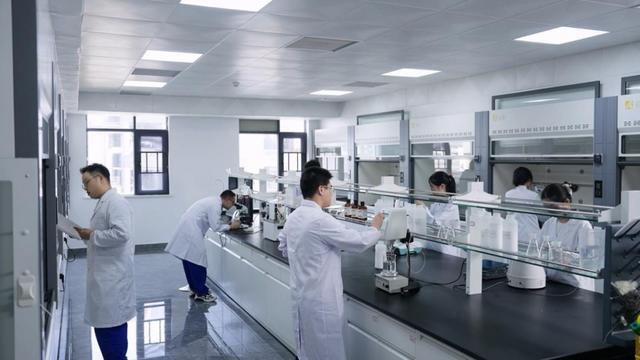 研究人员正在实验室开展研究。
