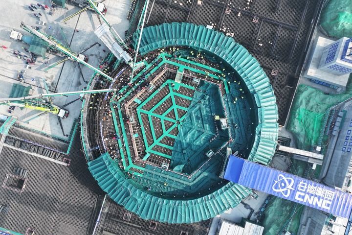 位于江苏省连云港市的江苏徐圩核能供热发电厂1号机组核岛开始混凝土浇筑，项目进入主体工程建设阶段。这是“十五五”开局之年我国开工建设的首台核电机组（2026年1月16日摄，无人机照片）。新华社记者 毛俊 摄