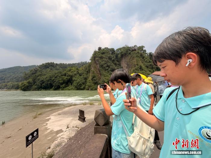 7月9日,四川都江堰,第三期美国华裔青少年“巴蜀文化品悟之旅”营员探访都江堰水利工程。王利文 摄