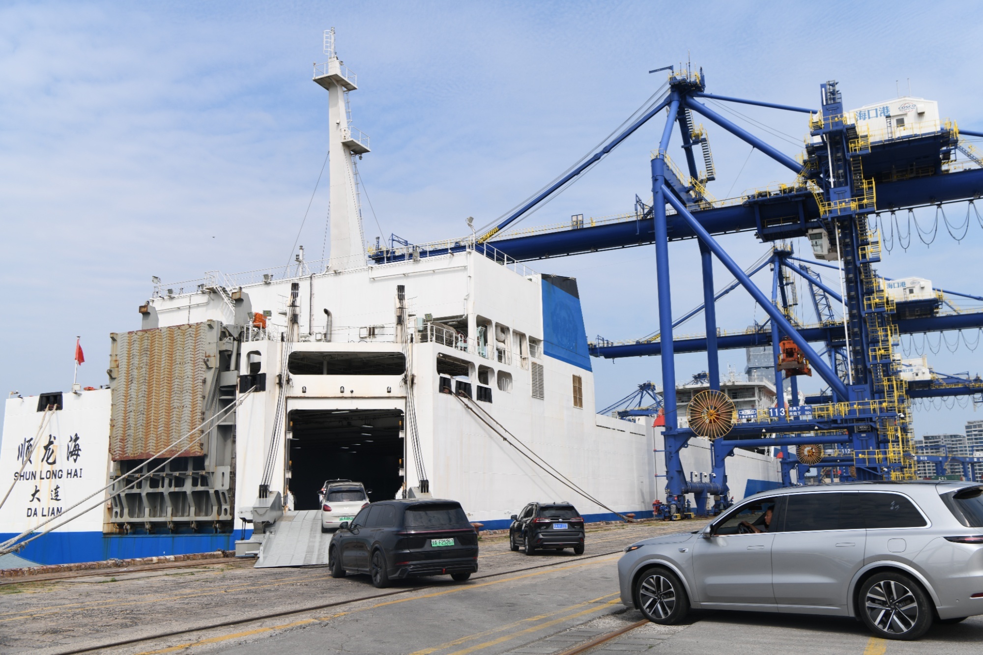 2026年2月25日，春运跨省小车海运托运专线在海口秀英港开始运营（央广网发 海口海事局供图）