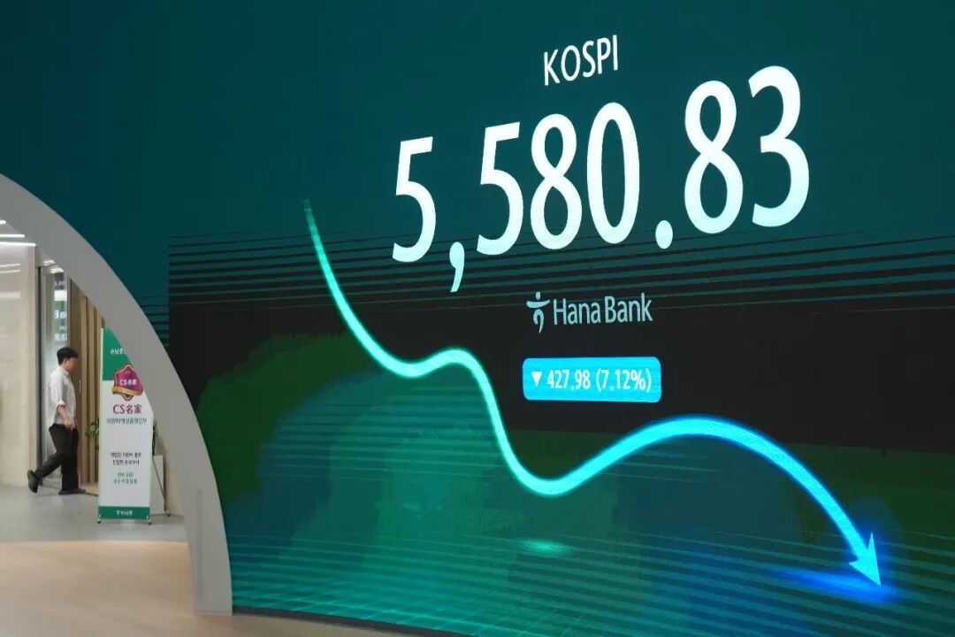 10月15日在韩国首尔韩亚银行拍摄的显示韩国综合股价指数(KOSPI)信息的电子屏幕/图源:新华社