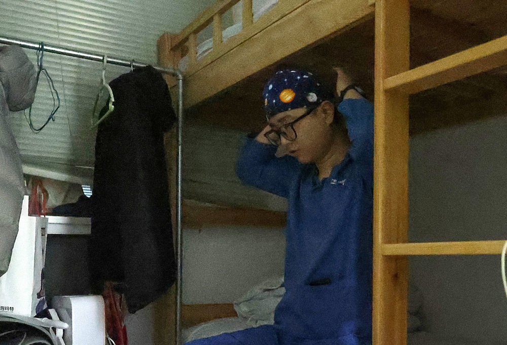 2月4日5时许，急诊科主管护师李东旭在休息室接到电话后整理衣物准备回到工作岗位。