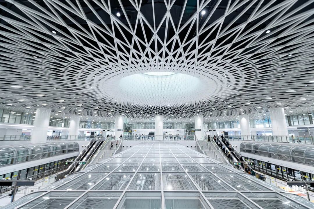 摄图网_603239802_现代建筑群中的绿色广场(企业商用).jpg