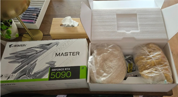 顶级显卡变大米!网友攒钱一年买RTX 5090遇掉包骗局:开箱拆出粮食礼包