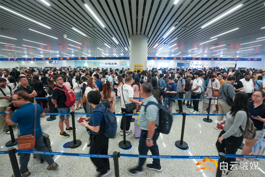 广州白云机场口岸入境大厅，外籍旅客有序排队侯检