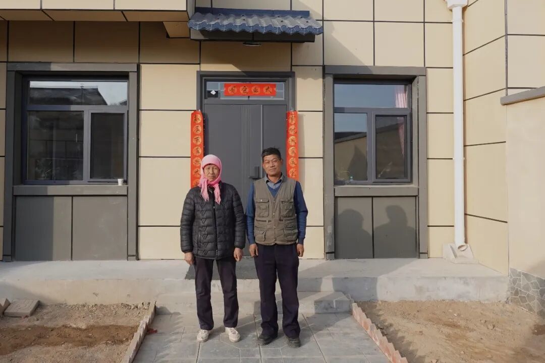 李凤琴夫妇站在新家前