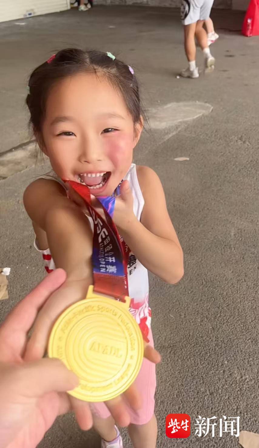 7 岁女孩小十三获得 U7 女子 60 米冠军