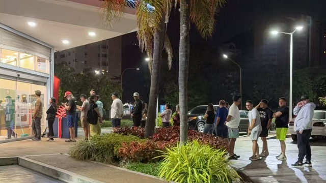 当地时间3日凌晨4点，委内瑞拉巴伦西亚市，当地居民前往连锁药店排队购买物资。（受访者拍摄供图）