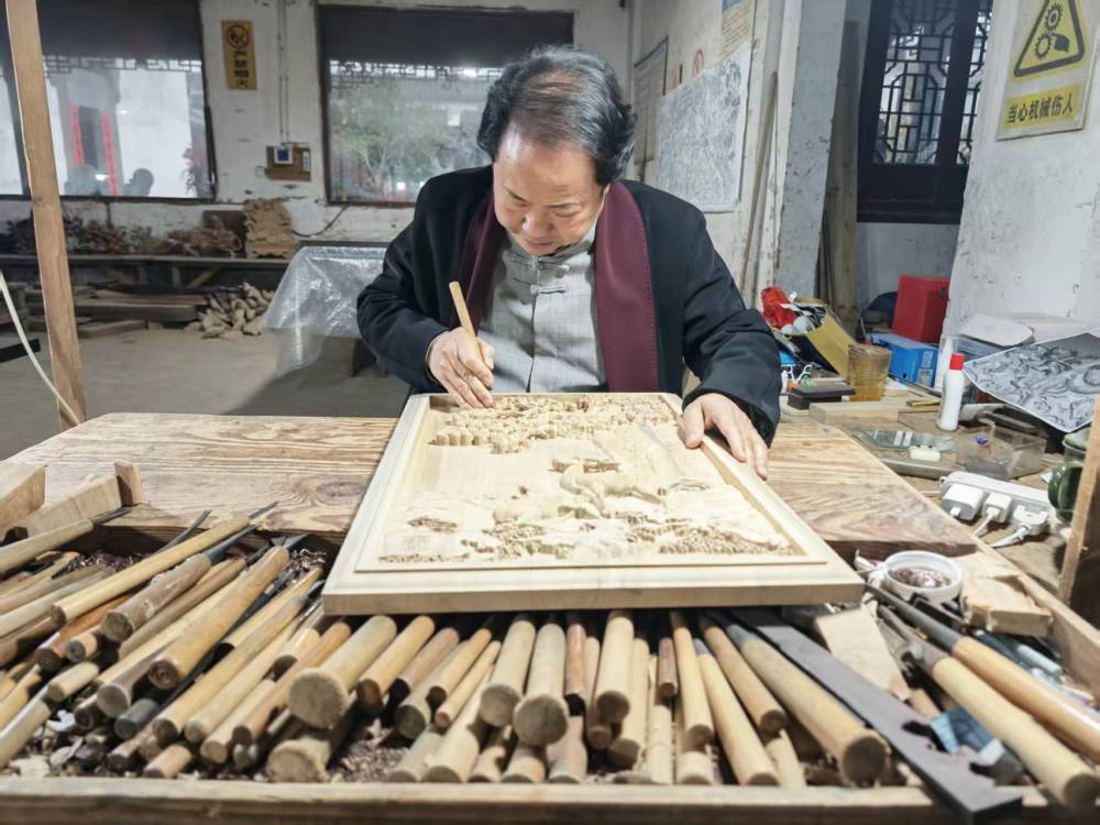 俞有桂上手雕刻（2026年2月5日摄）。新华社记者赖星 摄