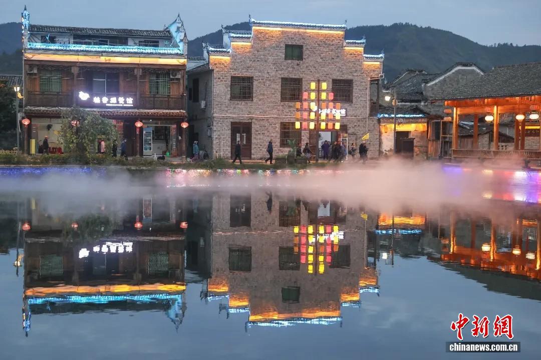 2025年11月18日，“人权行动看中国&middot;2025”江西行活动参访团来到江西乐安县。图为游客在安乐县流坑古村内参观游览。刘力鑫 摄