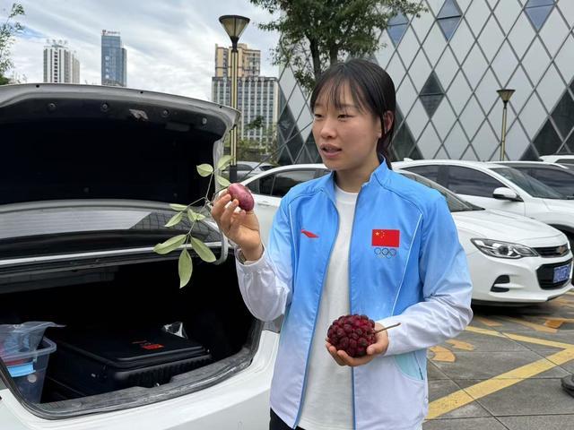 郭莉展示行李中的家乡农产品。广元市融媒体中心记者 李家卉 摄