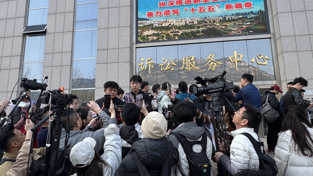 媒体记者们采访姜家儒和其哥哥