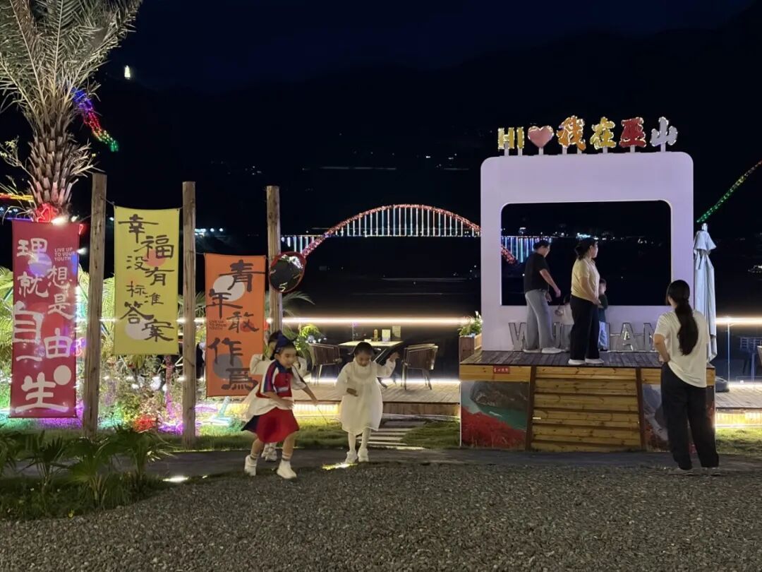 市民体验夜景打卡区。.jpg