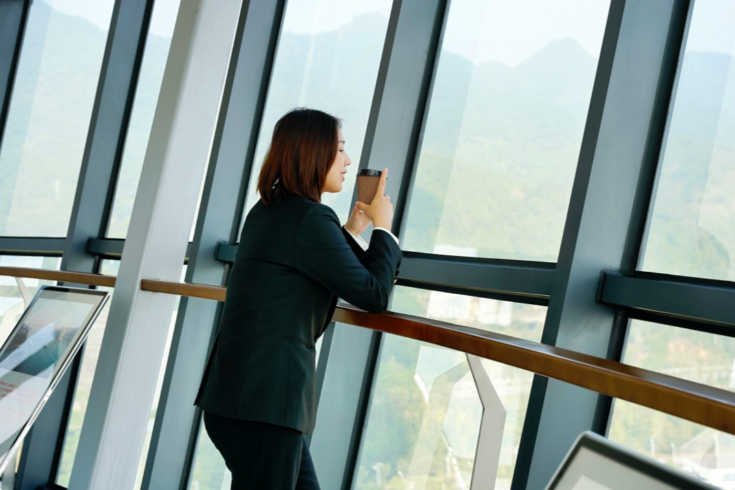 参观者在环保发电厂的云端咖啡厅眺望远方（央广网发 何春艳 摄）