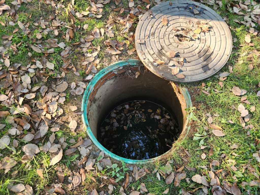 窨井水深1.5米 水面距离地面大约1.2米