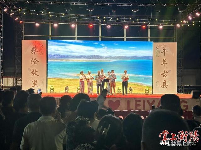 ▲当晚文艺演出中精彩的歌舞节目轮番上阵。