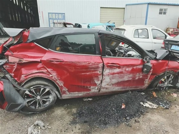 惊险一幕!运煤货车侧翻掩埋小轿车:长安逸动车主死里逃生