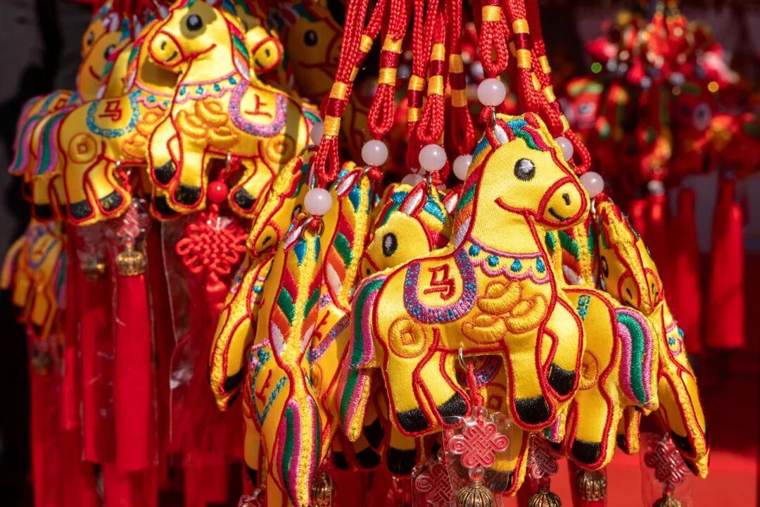 摄图网_701622751_新春非遗手工布艺小马刺绣_(企业商用).jpg