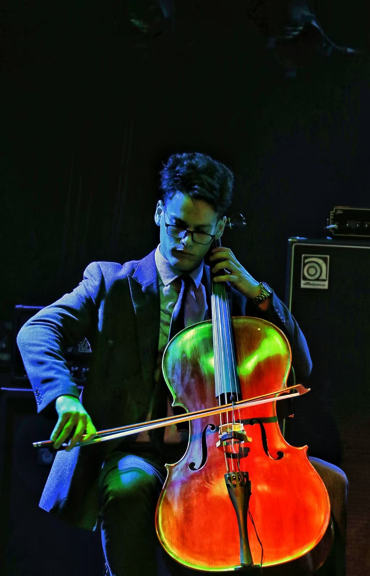 卢卡斯演奏大提琴