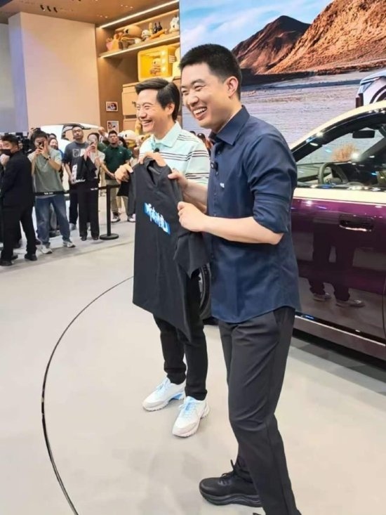 雷军到访小鹏汽车展区体验新车 与何小鹏合影留念  现场被围水泄不通 