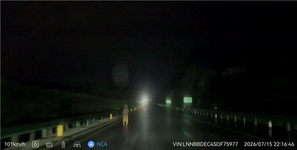 夜间高速左侧车谈惊现行东谈主 华为智驾逆光百公里时速极限遁入