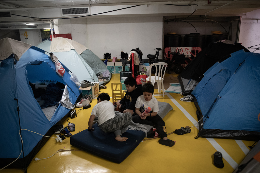 当地时间2026年4月8日，在以色列特拉维夫一处地下防空设施里，小朋友在临时搭建的帐篷间玩耍。新华社 图