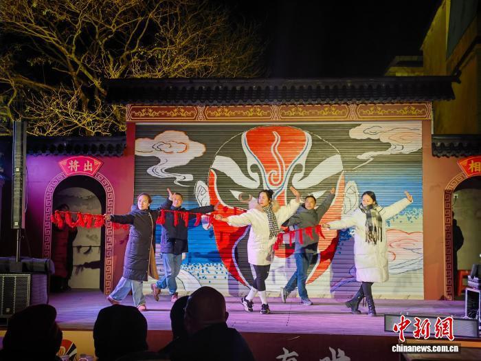 1月22日，富川民族艺术团的演员们在古明城内筹备年戏。夏燕 摄