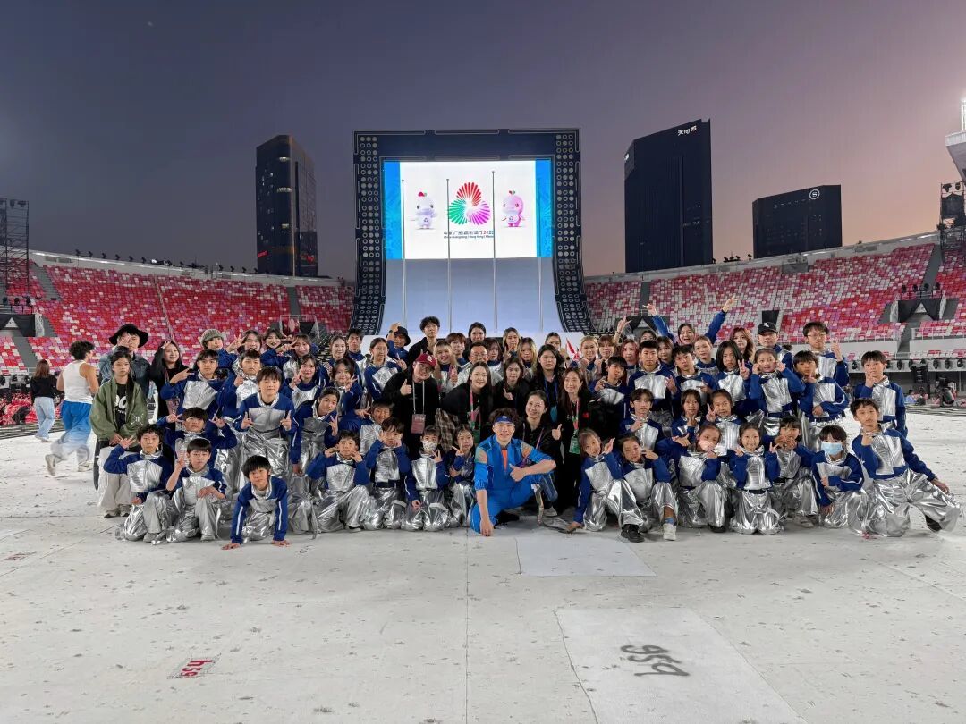 第三篇章“梦之翼”街舞团队合影。受访者供图