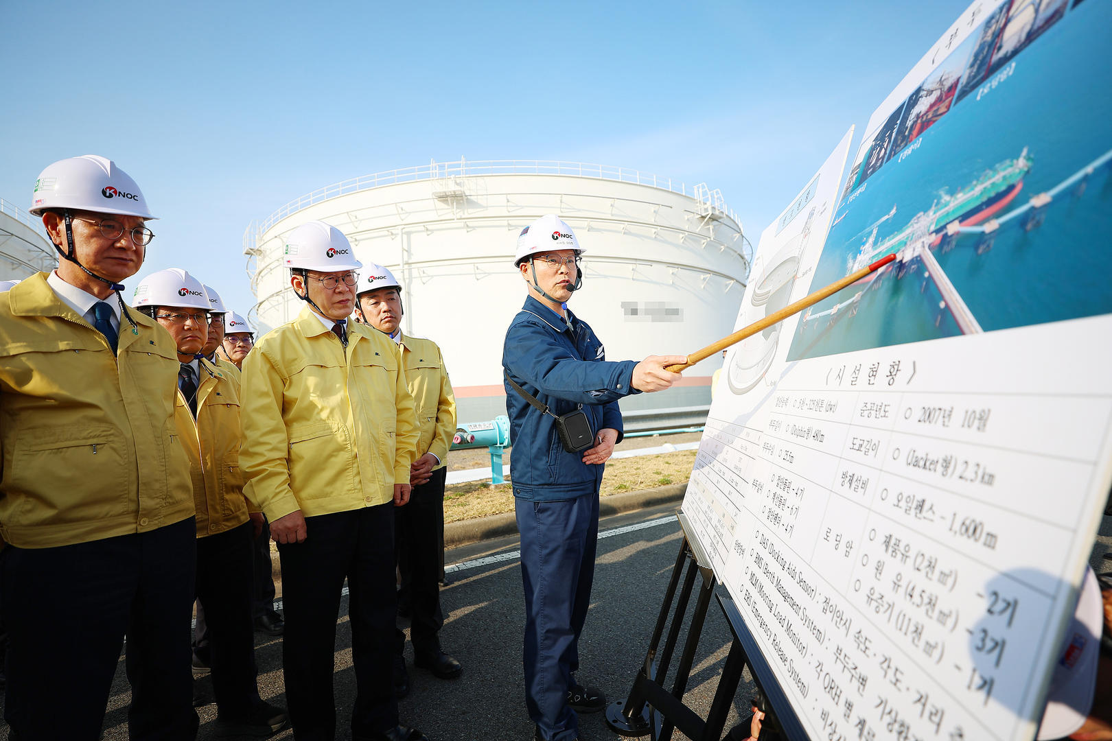 ▲2026年3月26日,韩国忠南,总统李在明在韩国石油公社瑞山储备基地听取相关人员的设施说明 图据视觉中国