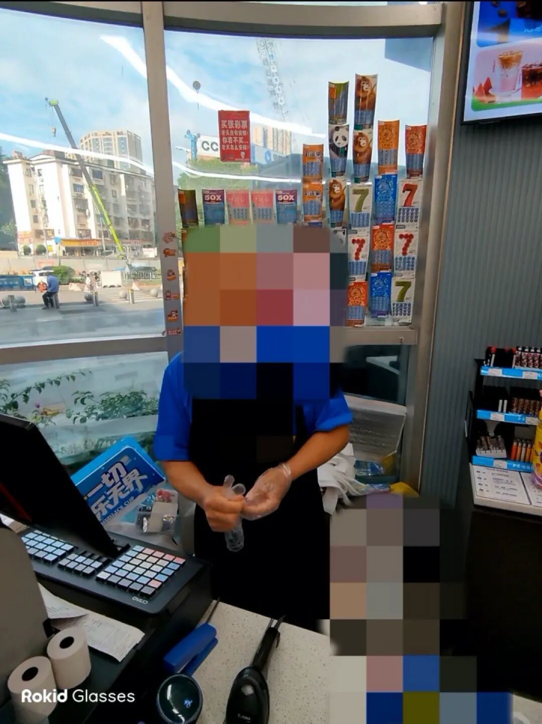 △记者佩戴智能眼镜实测。