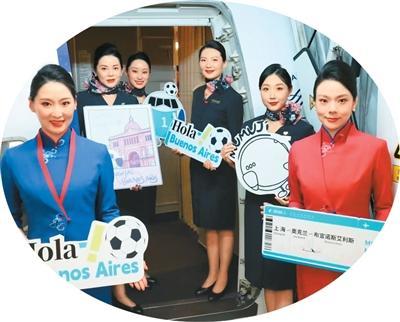 上述航线首飞航班机组人员合影。马敏琰摄