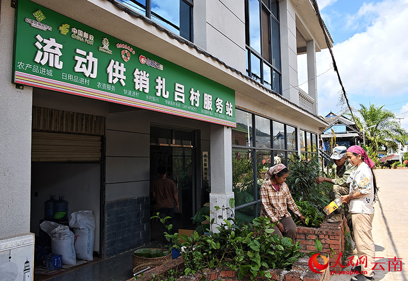 流动供销扎吕村服务站。人民网 尹馨摄